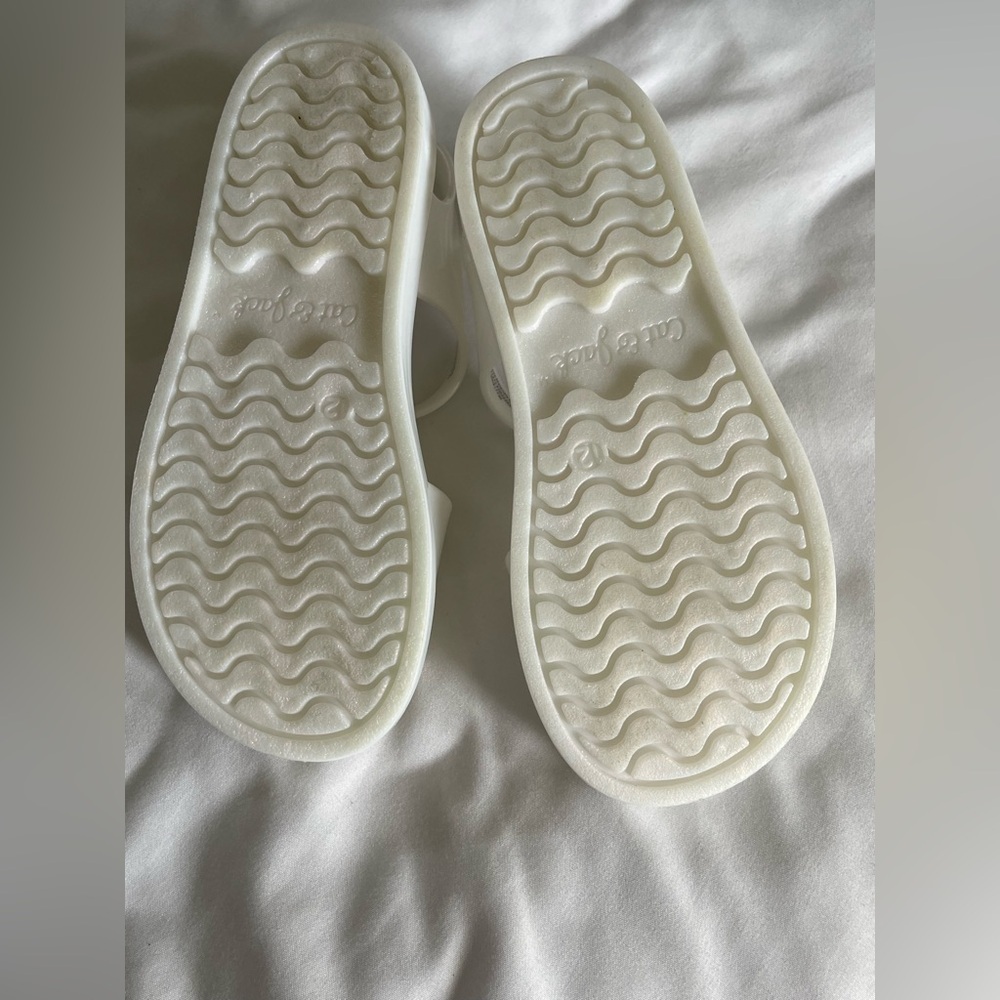 Cat & Jack Iridescent White Kids Sandals - Picture 2 of 4